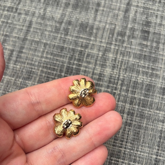 Vintage Gold Tone Small Floral Cluster Stud Earrings - Picture 4 of 6